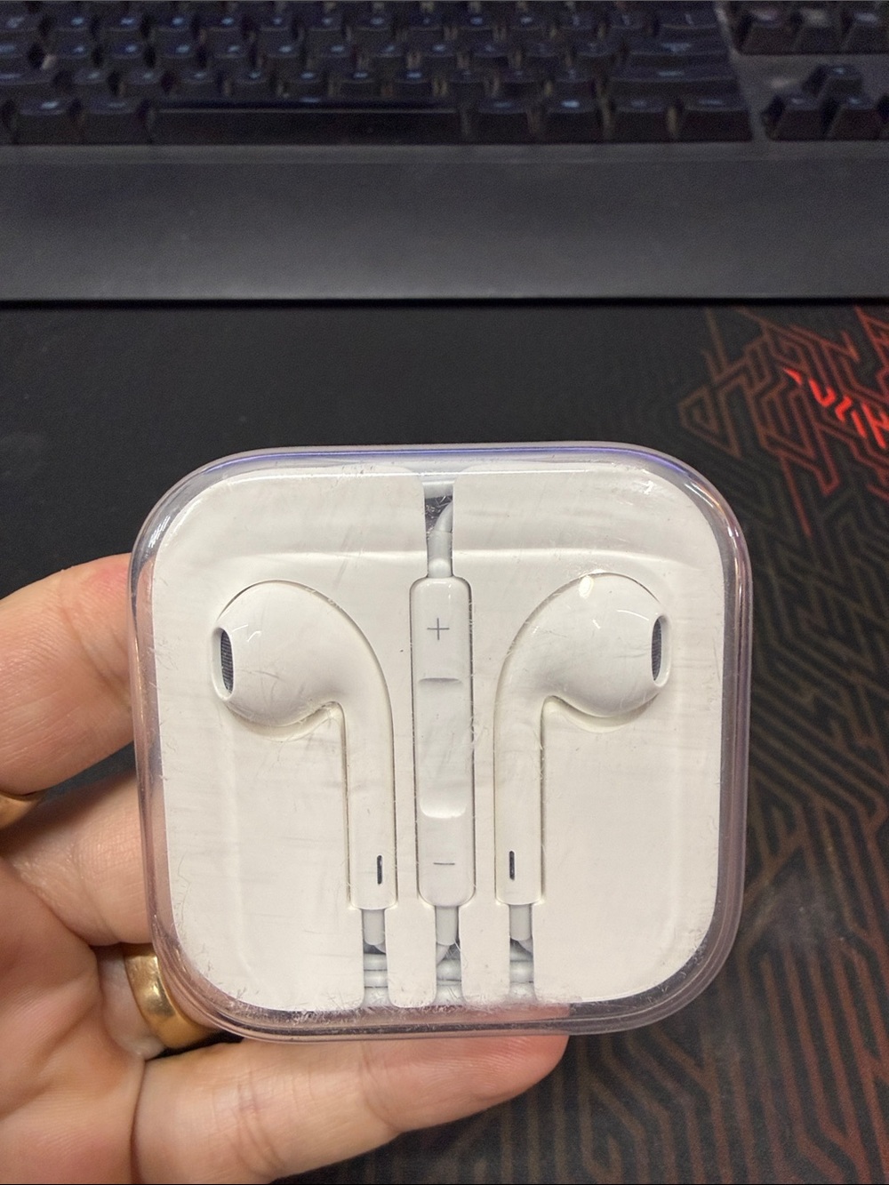 Apple White Earbuds with Inline Remote in Carrying Case